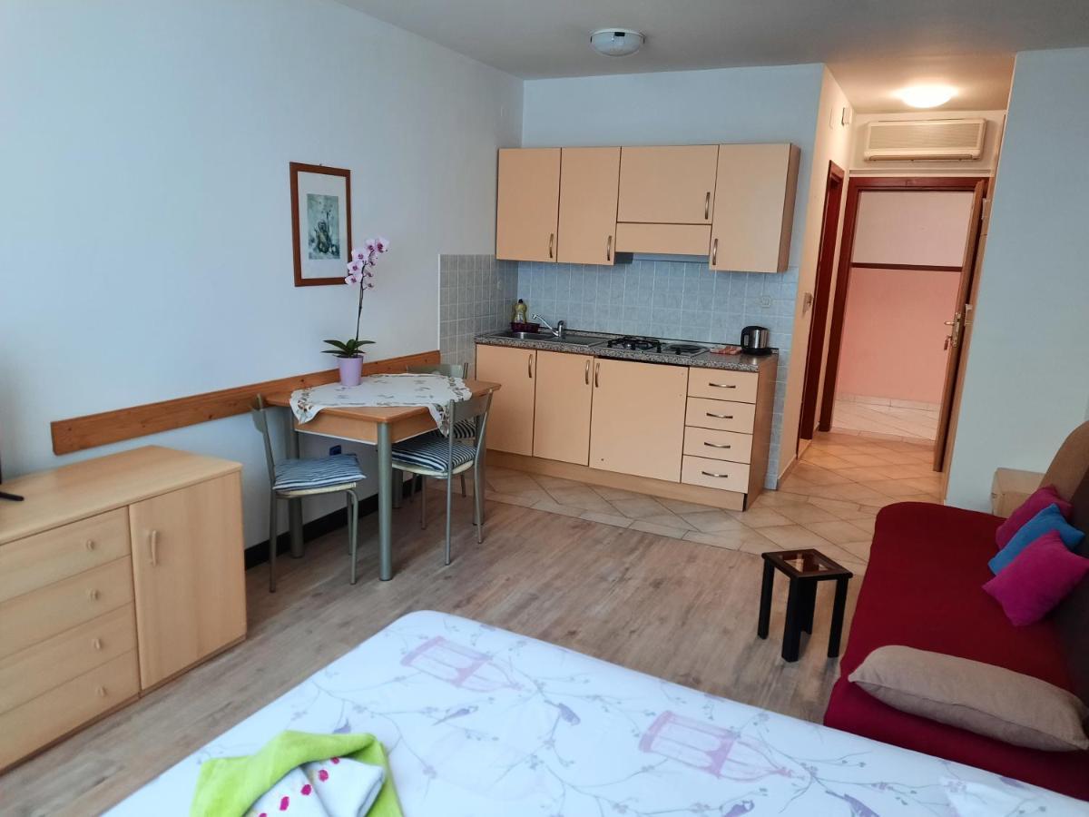 Apartmani Lorena Pola Esterno foto